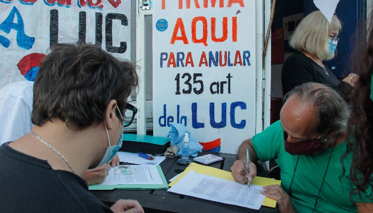 Se llegó a 450.000 firmas contra la LUC en todo el país
