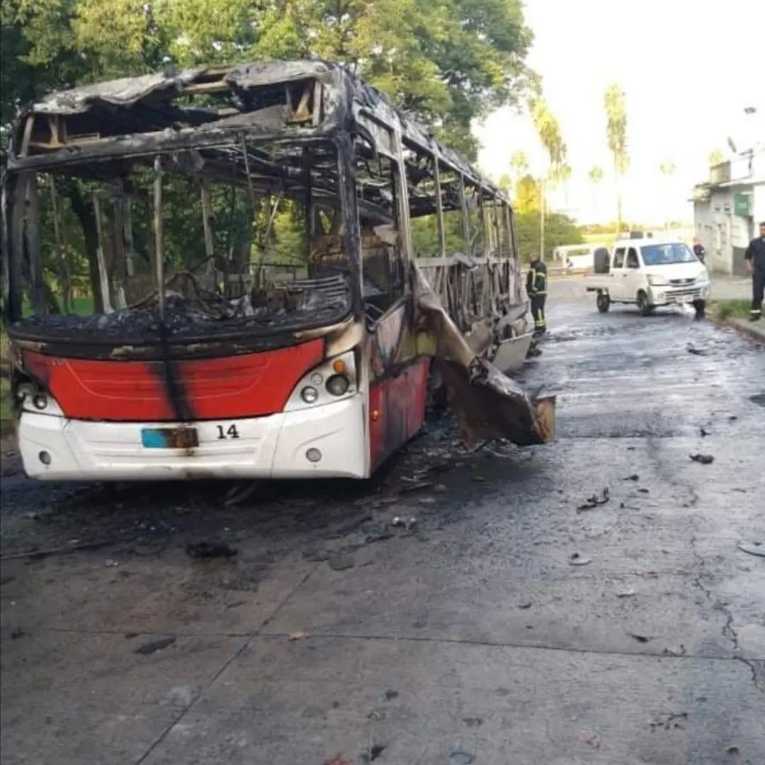 Un ómnibus de COETC se incendió esta madrugada en Santiago Vázquez