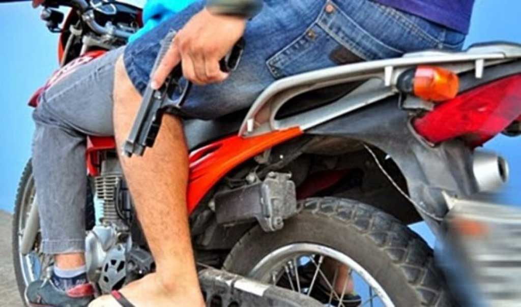 Delincuentes asaltan a un repartidor y le roban la moto a una mujer en Ciudad del Plata