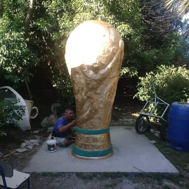 Vecino de Ciudad del Plata creó una réplica gigante de la Copa del Mundo