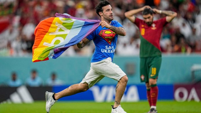 Un hombre con la bandera de la diversidad ingresó al partido Portugal – Uruguay