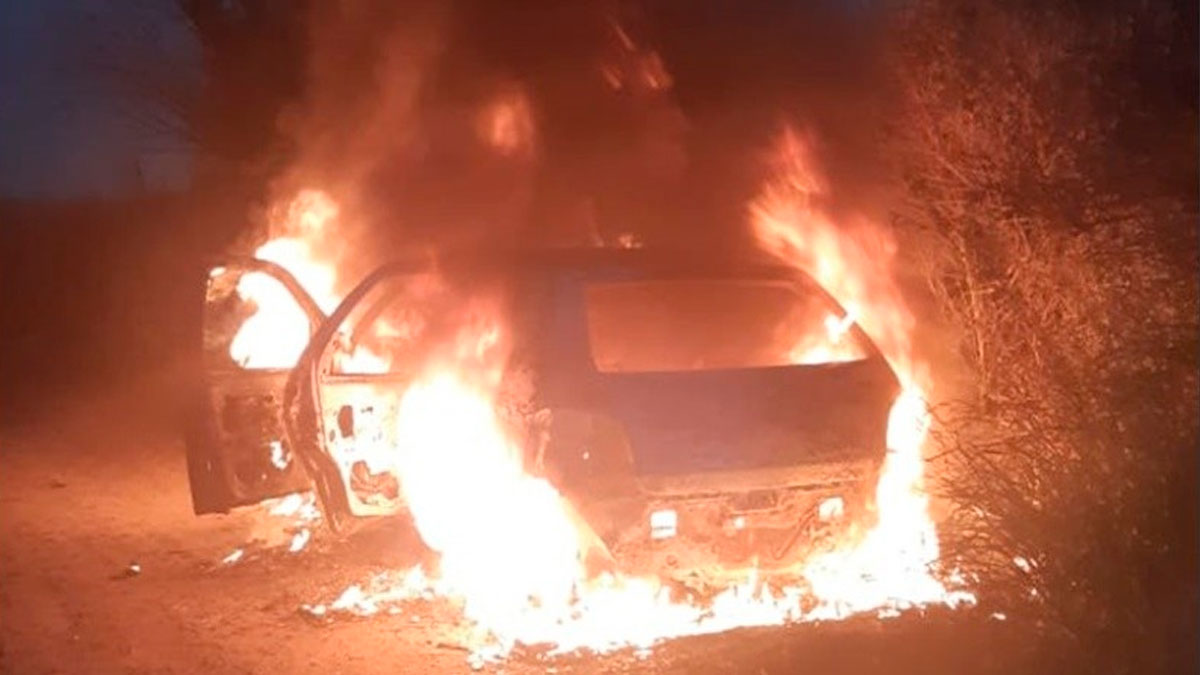 Un vehículo fue incendiado en el kilómetro 36 de la Ruta 1, la policía investiga
