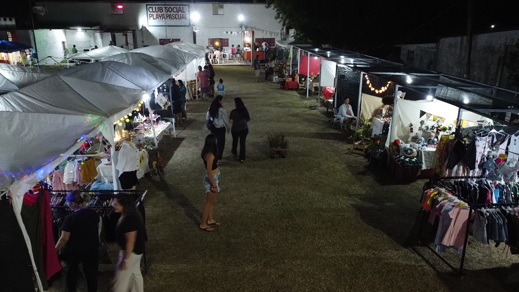 Feria nocturna se realiza durante esta semana en el Club Social Playa Pascual