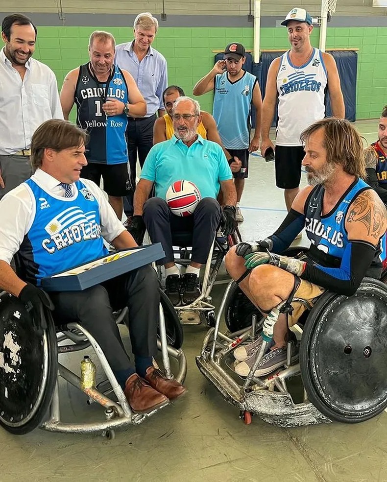 Lacalle posó en silla de ruedas para entregar pabellón a selección de Rugby Quad