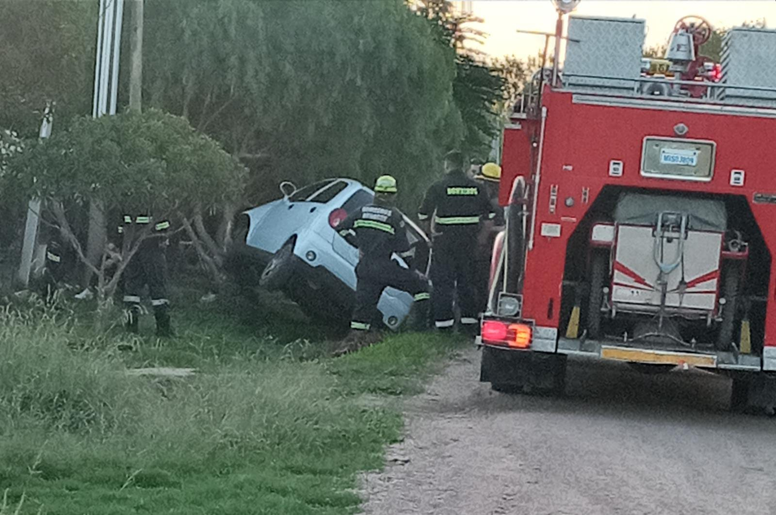 Un conductor pierde el dominio de su auto y termina en la cuneta en el barrio Penino