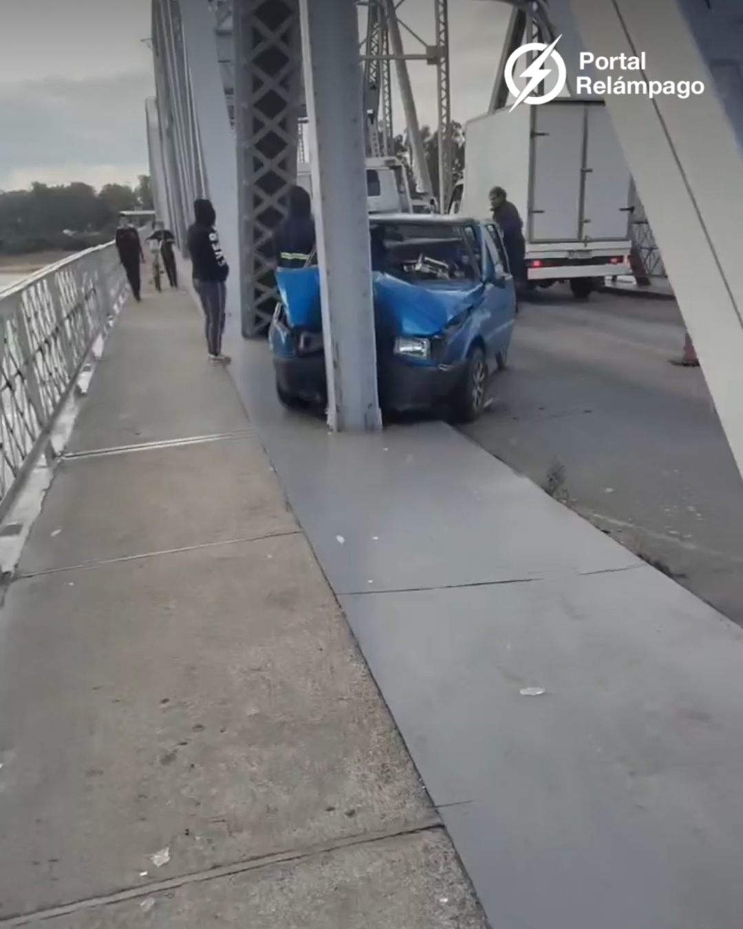 Un auto se accidentó esta tarde, impactó contra una columna del Puente Viejo del Río Santa Lucía