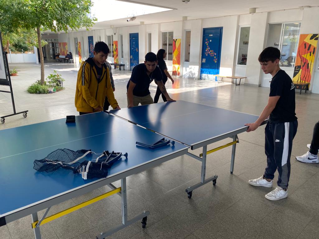 Instalaron una mesa de ping pong, juegos de patio y proyectan una huerta en Liceo de Delta del Tigre