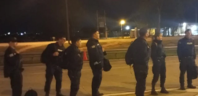 Policías obligados a hacer dedo por varias horas para volver a casa tras trabajar en Ciudad del Plata
