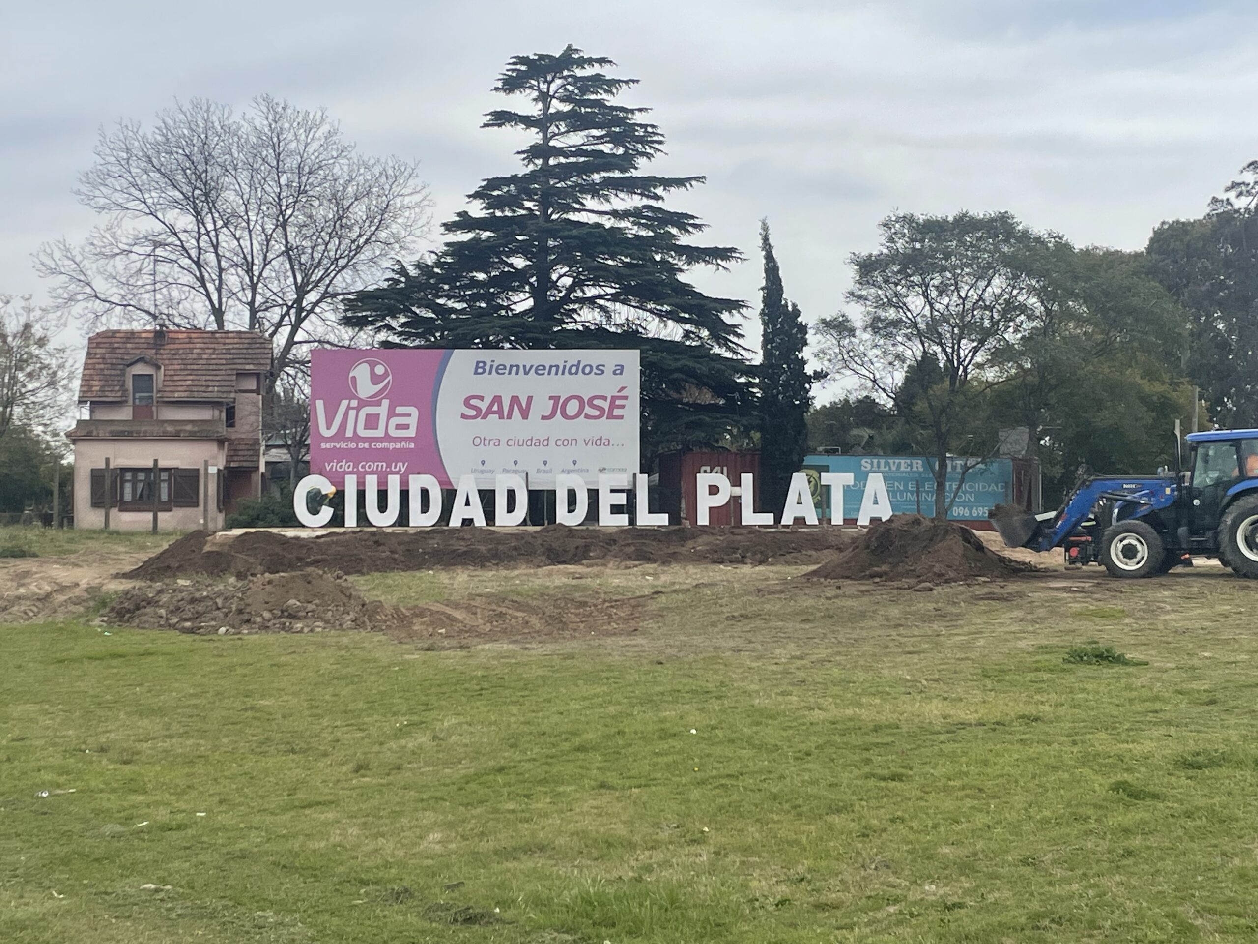 Municipio colocó las letras corpóreas de Ciudad del Plata en la proa del kilómetro 26