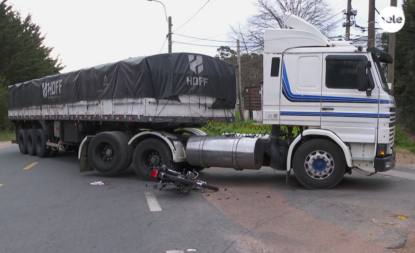 Motociclista de 19 años está grave tras accidentarse con un camión en cercanías a Santiago Vázquez