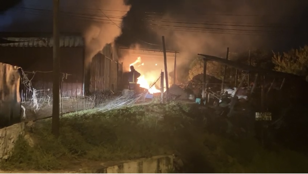 Un incendio consumió un puesto de verduras esta madrugada en Ciudad del Plata