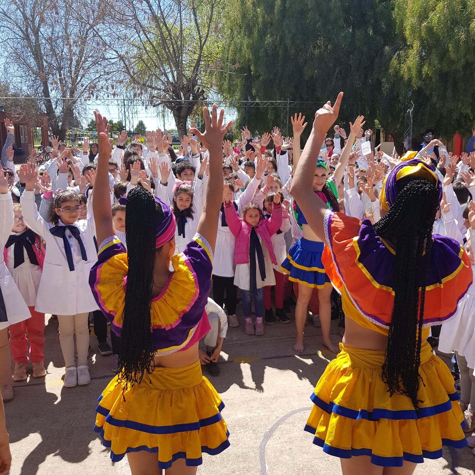 Grupo Colombiano «Herencia Viva» presentó actividades artísticas en la Escuela 101 de Playa Pascual
