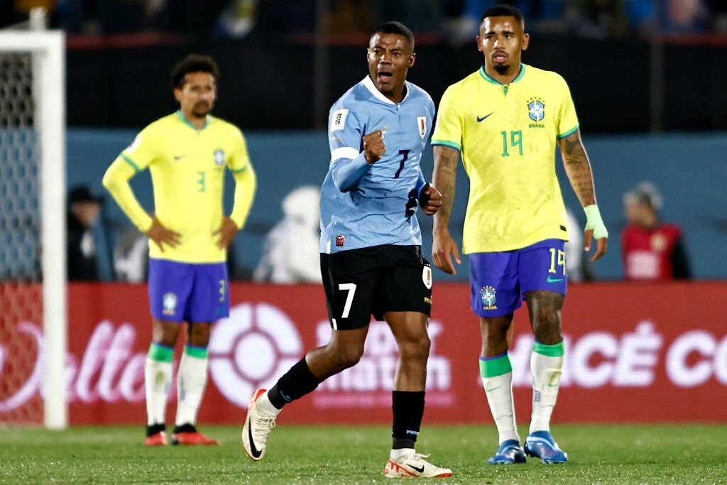 Uruguay venció 2-0 a Brasil y rompió una racha de 22 años sin ganarle en mayores