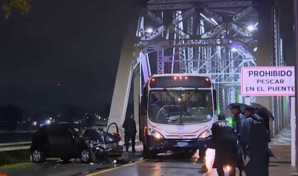 Murió un hombre de 75 años tras accidente entre auto y ómnibus en el Puente Viejo del Santa Lucía