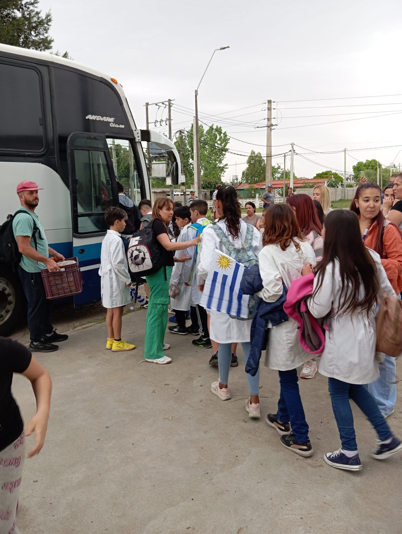 Niños de la Escuela 121 de Delta del Tigre cumplieron el sueño de ver a sus ídolos en Uruguay – Bolivia