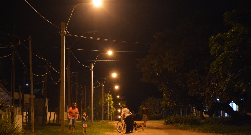 Robaron varios metros de cable y tres aparatos lumínicos desde el alumbrado público de Ciudad del Plata