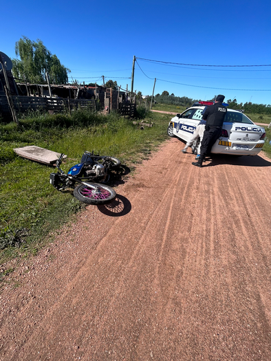 Andaba en una moto sin matrícula, pretendió huir de la policía pero fue detenido en Ciudad del Plata