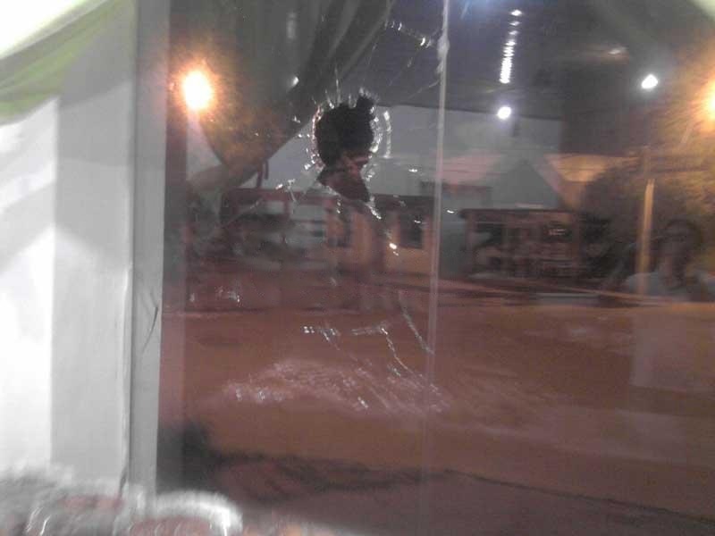 Durante la madrugada, causaron daños en la vidriera de un local comercial ubicado en Ciudad del Plata
