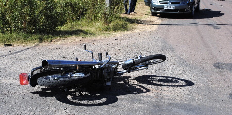 Chocaron auto y moto en Ciudad del Plata, ocupantes del birrodado sufren graves lesiones