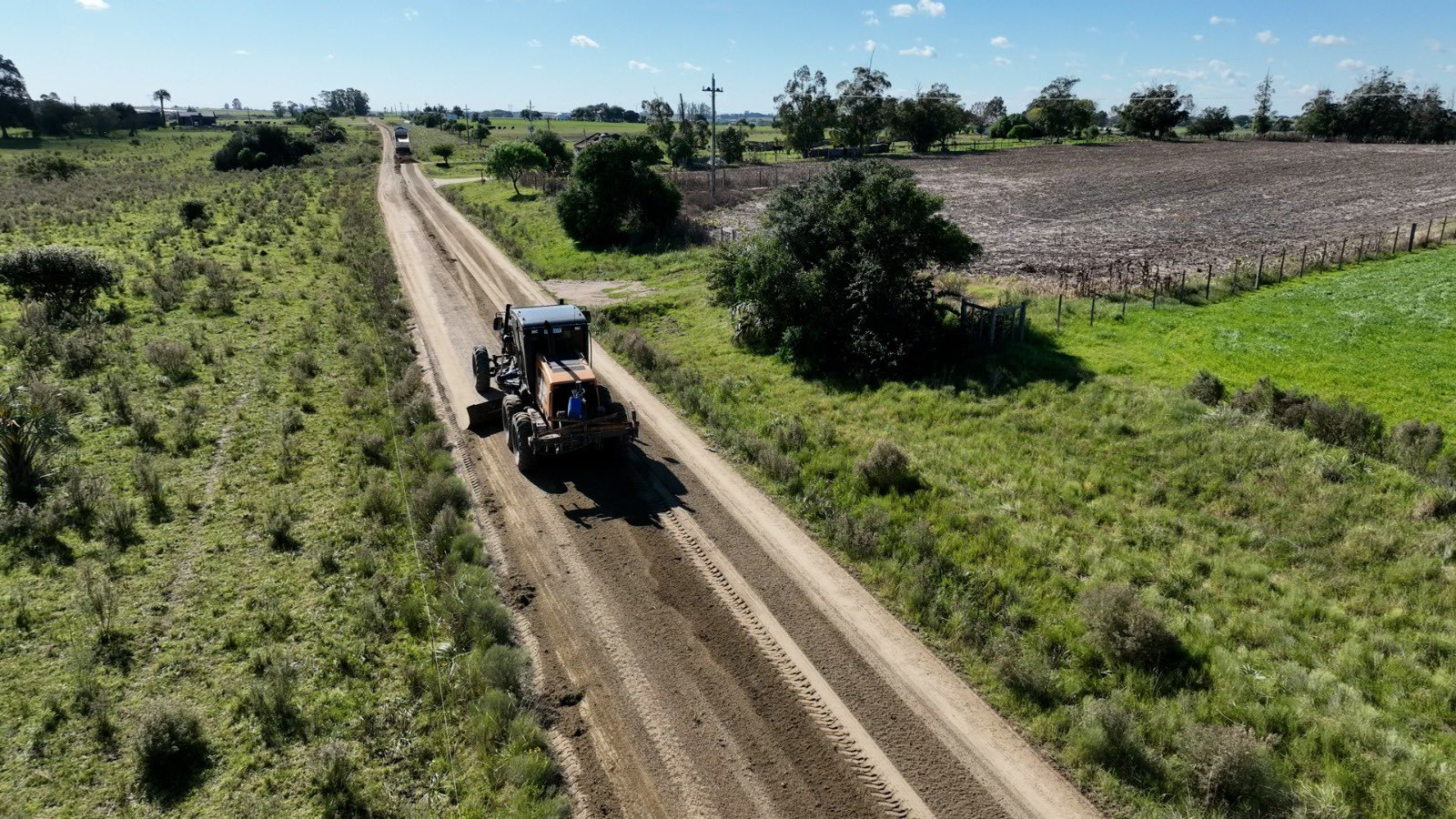 La Intendencia trabaja en la recuperación de caminos rurales afectados por las inundaciones