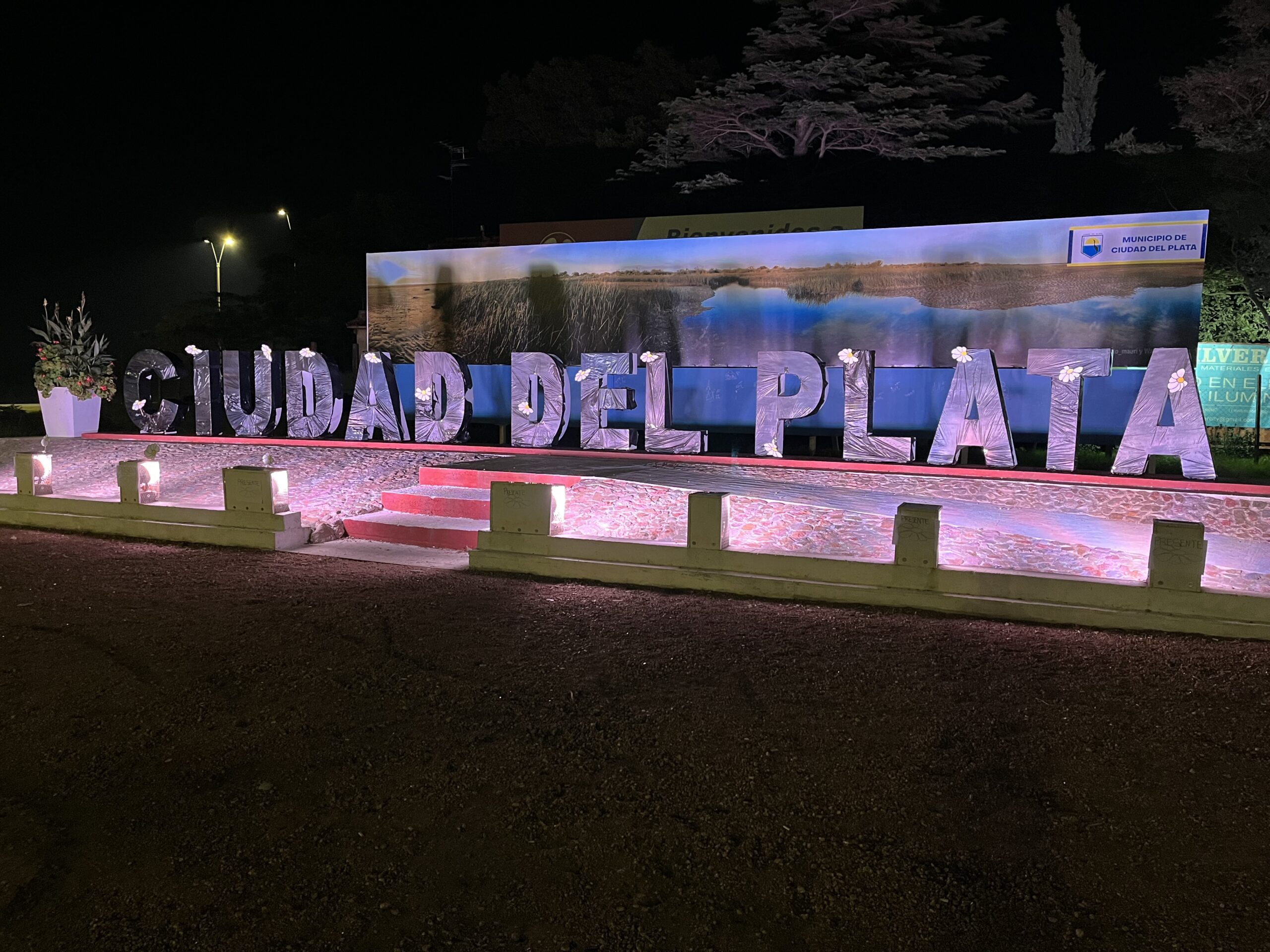 Realizaron intervención en las letras corpóreas de Ciudad del Plata en homenaje a las victimas de la dictadura