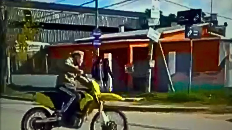 Banda de motociclistas provoca a los inspectores de Tránsito y a la Policía en San José