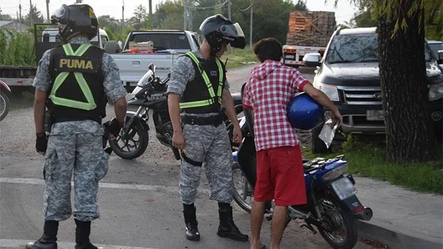 Menores de edad detenidos por circular en una moto «con irregularidades» en Playa Pascual