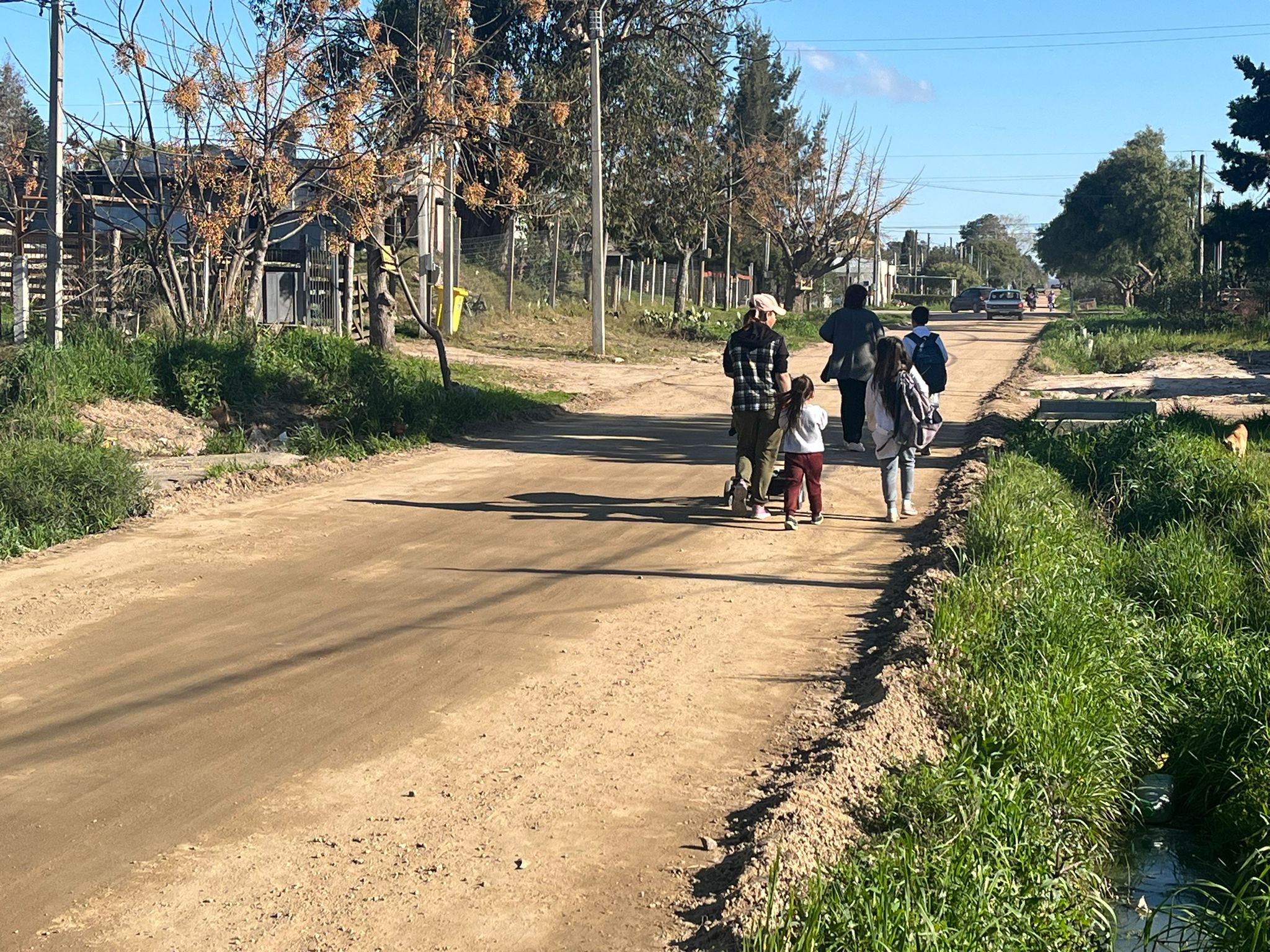 Vecino utilizó su propia retroexcavadora para arreglar la calle en la que vive de Playa Pascual