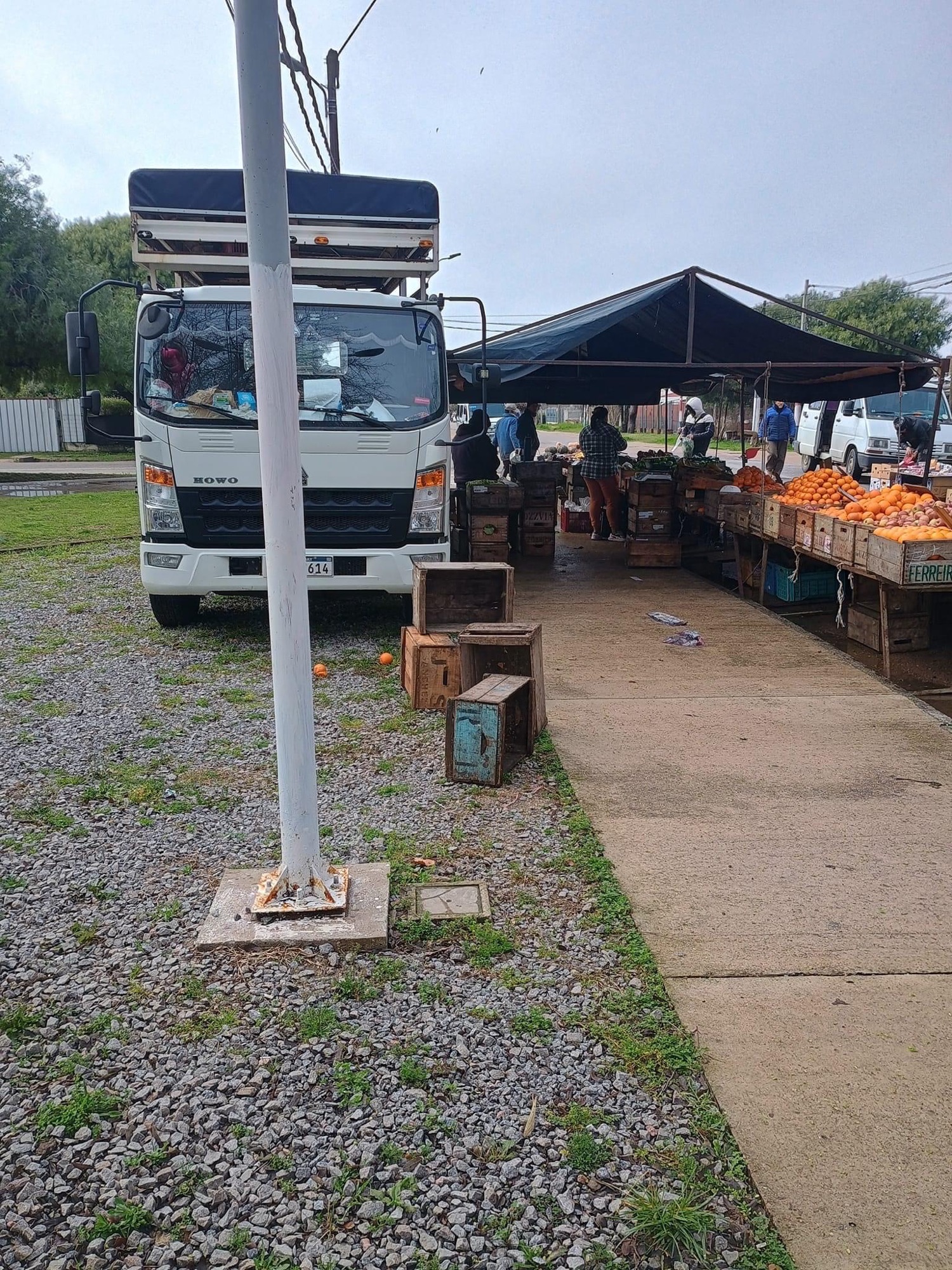 Vecinos «indignados» por presencia de camión de la feria sobre la plaza de Playa Pascual