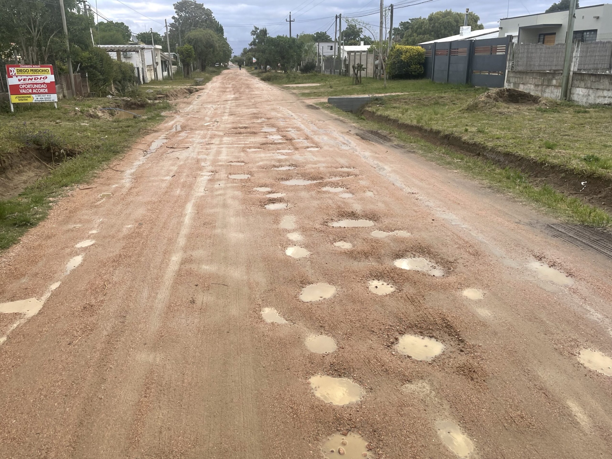 Vecinos y edil Silvera reclaman por estado de las calles de Playa Pascual