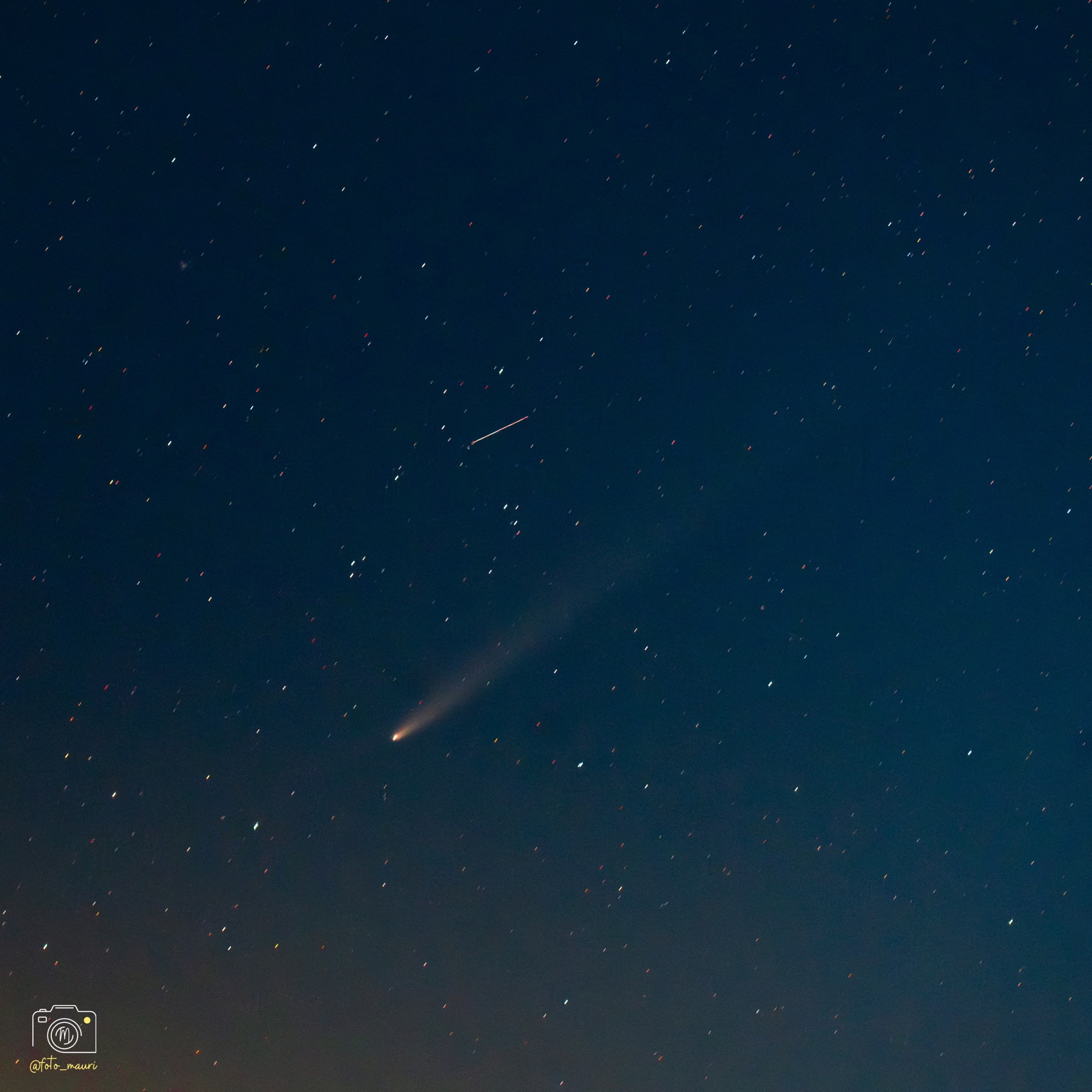 Fotógrafos captaron a un cometa en el cielo de Ciudad del Plata en la noche del domingo