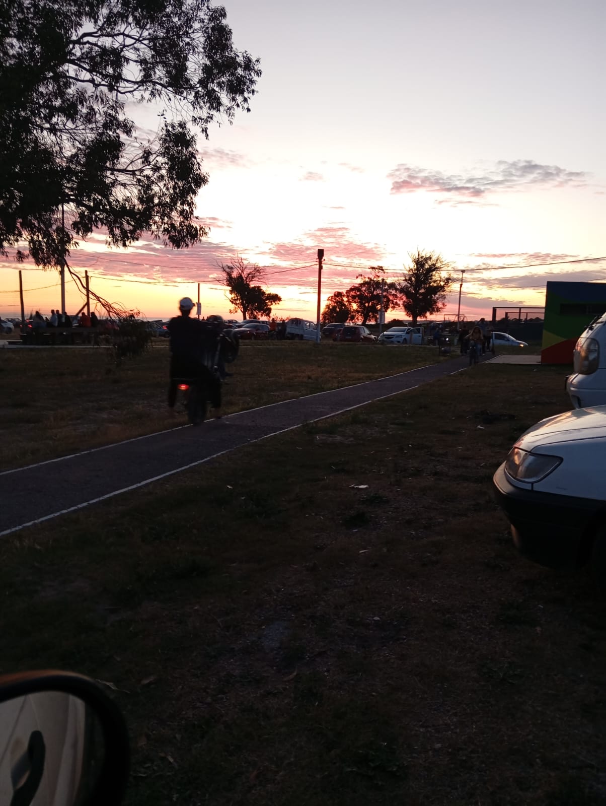 «Un peligro para los niños» preocupación por motos que circulan en senda peatonal del Parque Costero