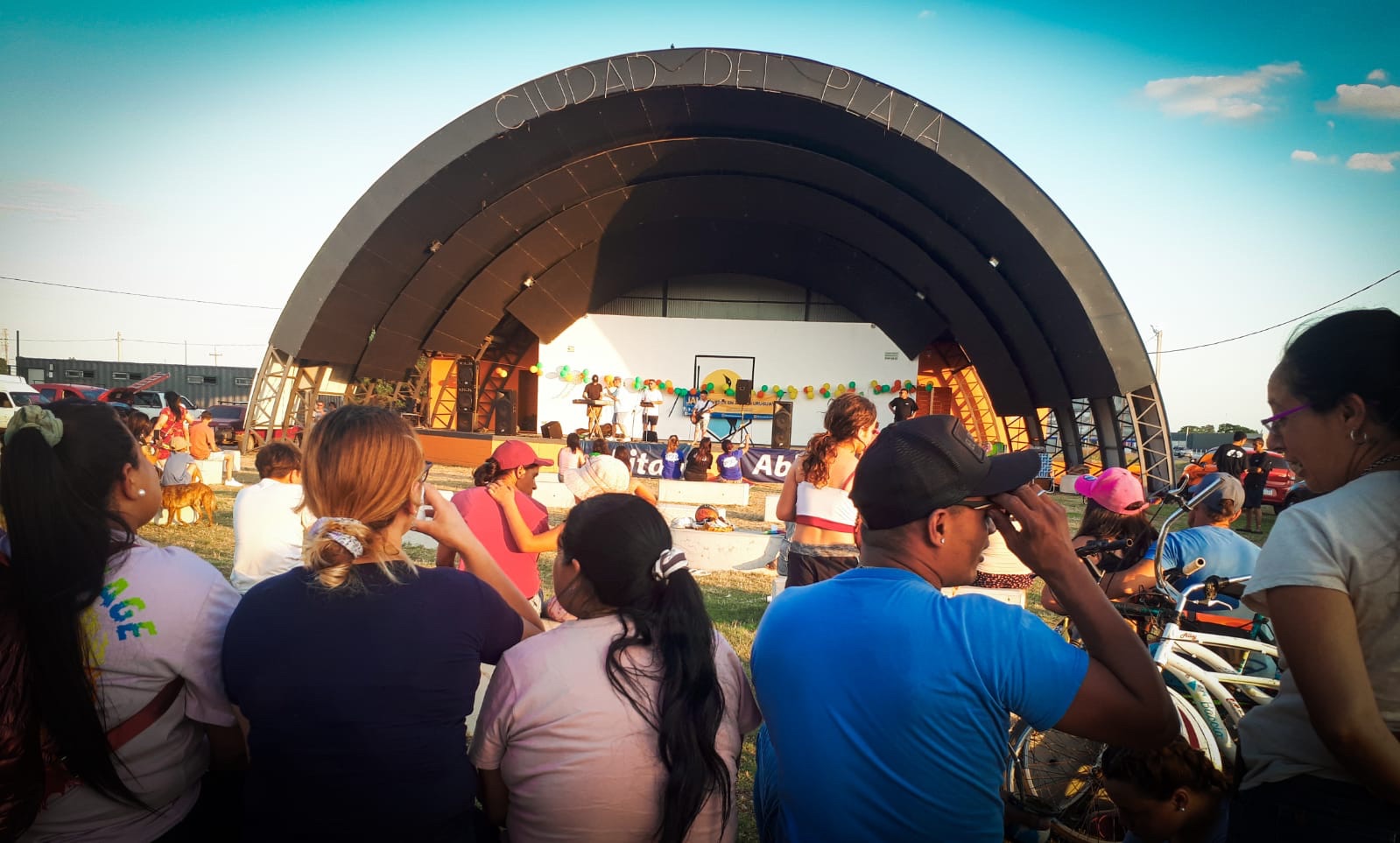 «Jóvenes en acción» realizó festival con juegos inflables y cometas para niños en Ciudad del Plata