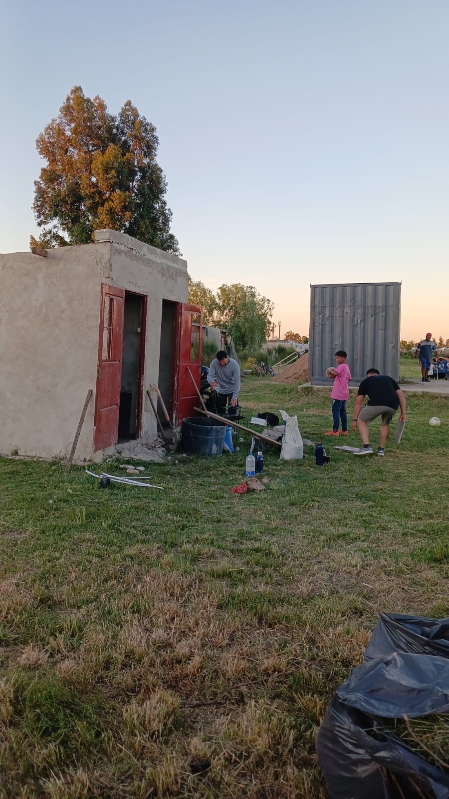 Realizan mejoras en la cancha del Club Santa Mónica