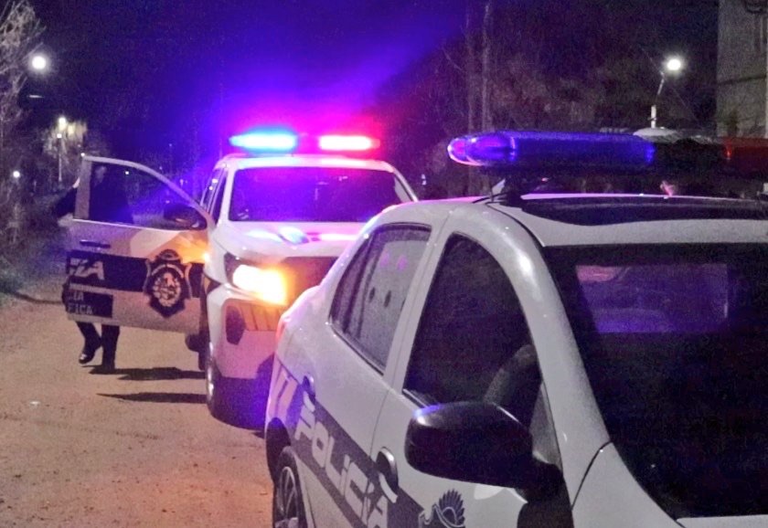 Se dio a la fuga de un control policial y tiro un arma en una casa de Ciudad del Plata